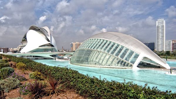 Valencia manages tourism growth with new licensing rules